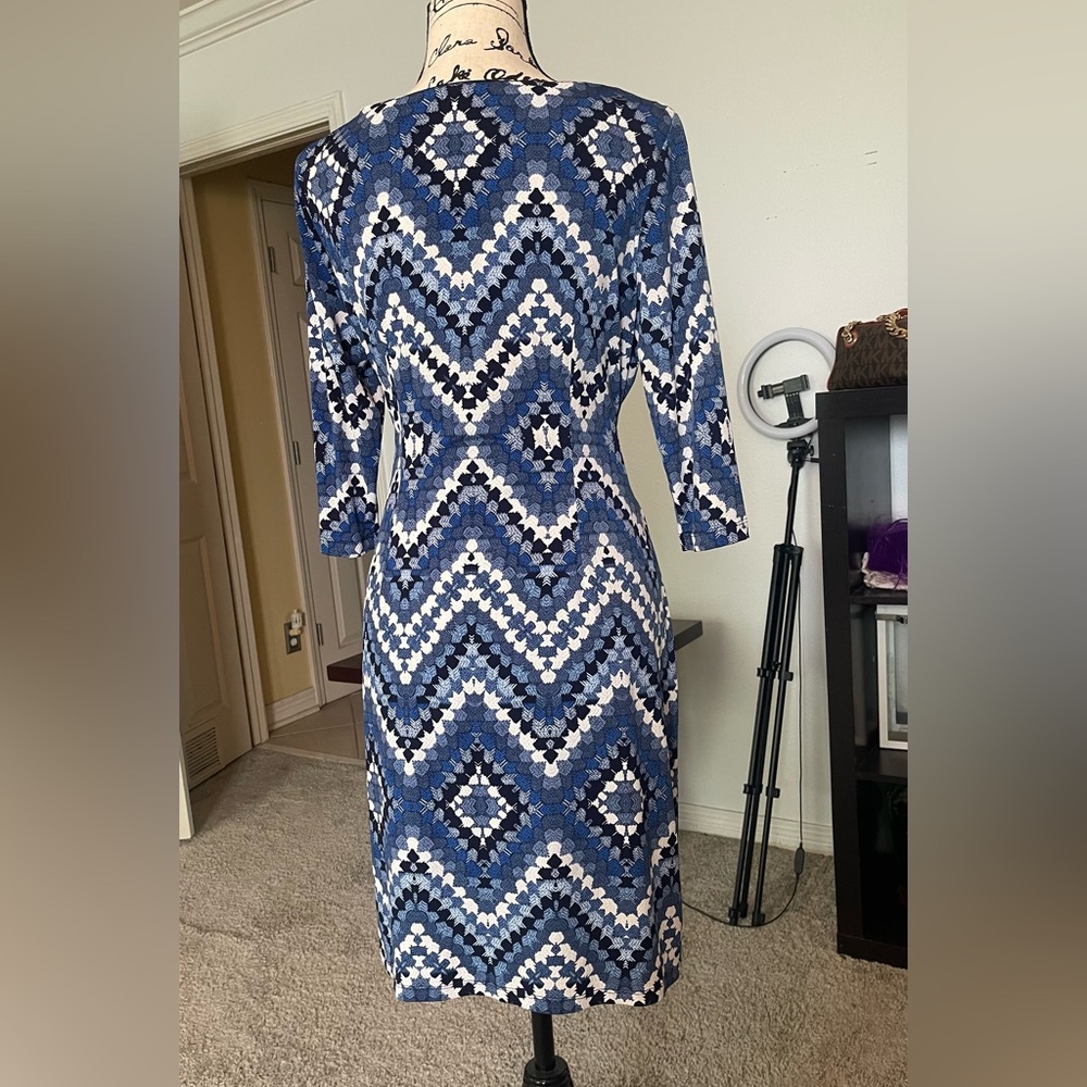 Sandra Darren- Blue Chevron Print Women's Dress
In size 10 - Picture 4 of 9